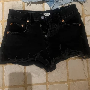 Svarta jeanshorts mango - Säljer dessa jätte snygga jeansshorts från mango knappt använda storlek 34 men jag som har 36 kan ha dem