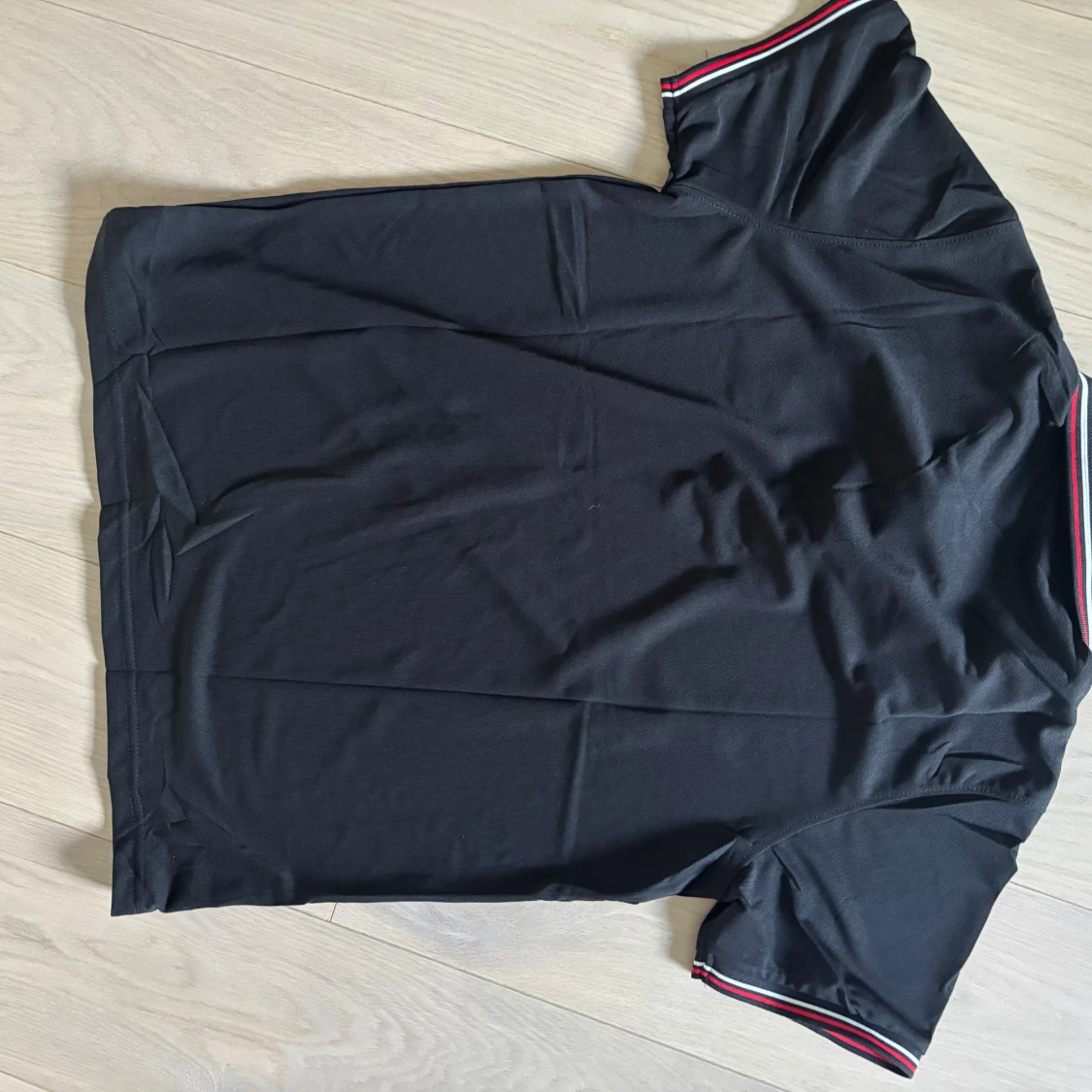 Svart Moncler pikétröja med röd/vit detalj - 2