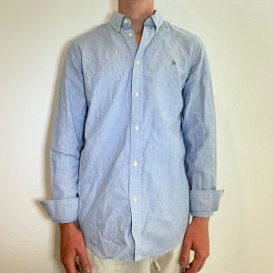 Ljusblå Ralph Lauren skjorta - Ljusblå Ralph lauren skjorta || Storlek 20år (passar S) || Modellen på bilden är 170cm och väger 62kg || Tveka inte på att höra av dig vid frågor eller funderingar 