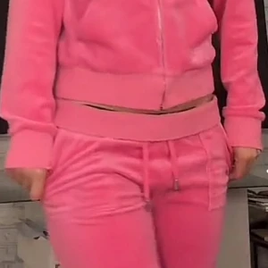 Juicy couture sett💘💘 - Säljer detta rosa sett från juicy couture, finns defekter, skickar bilder privat. Storlek M på byxorna och L i tröjan men tröjan är mer som en M.