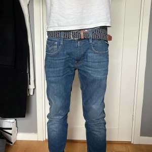 svart/grått flätat bälte - Jag säljer nu ett sprillans nytt flätat bälte som är helt oanvänt. Bältet är 110cm långt och det är även otroligt bra kvalitet på bältet, precis som allt annat jag lägger ut till försäljning. Hör gärna av er vid frågor!!