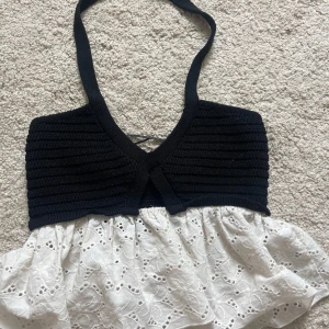 Halterneck topp med volanger - Svart- beige halternecktopp med volanger. Från zara💕stl xs
