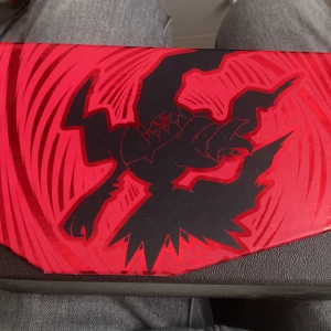 Pokémon Sword & Shield: Astral Radiance - Coolt set för Pokémon Trading Card Game! Astral Radiance har snyggt röd-svart tema med Darkrai och innehåller regler för spelet. Perfekt för dig som vill samla, spela eller bara njuta av grym Pokémon-design. Passar både nybörjare och erfarna samlare.