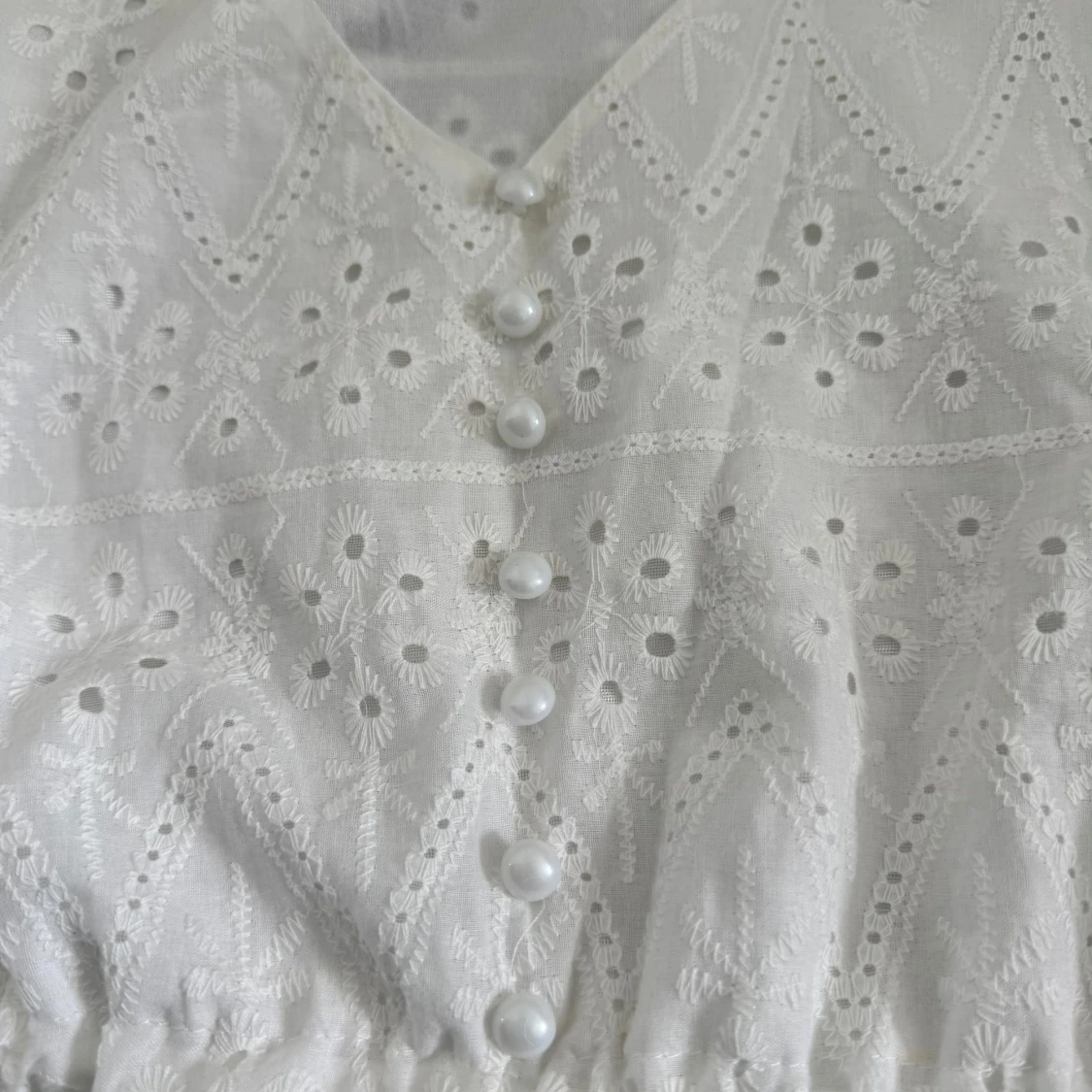 Vit långklänning med spets och pärlknappar - 1