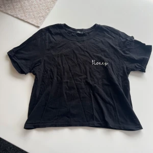 Svart tshirt - Svart tshirt i Toppenskick! Kolla gärna in mina andra annonser!