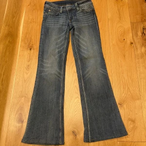 Low waist jeans från weekday - Säljer dessa skit snygga populära low waist jeans från weekday som är använda fåtal gånger,( är som nya). De är i storlek 27/32  och färgen är: puddly blue Nypris 399,  slutsålda!