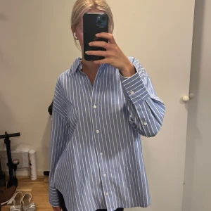  Randig oversized skjorta - Randig skjorta från Zara med oversized passform. Aldrig använd!💕