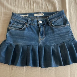 Blå Lågmidjad jeanskjol  - Jag säljer en blå Lågmidjad jeanskjol. Det står inte vilken storlek den är i men midijemåttet är 72 cm och skulle tro att den är i xxs/xs.