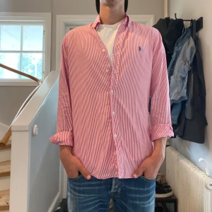 Randig Ralph Lauren skjorta - Randig Ralph Lauren skjorta i mycket bra skick🤩| Storlek: S | Jag är 182cm och väger 65kg📏| Vid frågor eller pris diskussion är det bara att skriva ✍🏼 | Frakt inom 48h📦 