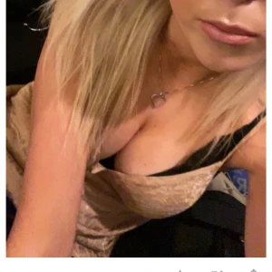 Beige linnetopp med spetsdetaljer - Nypris 600/700kr