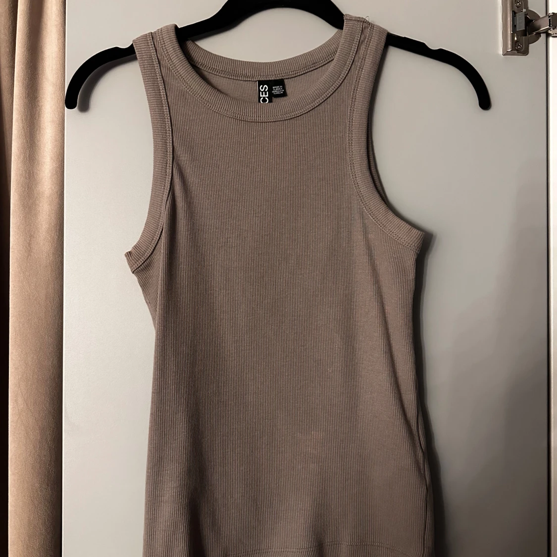 Beige ribbad linnetopp från Pieces