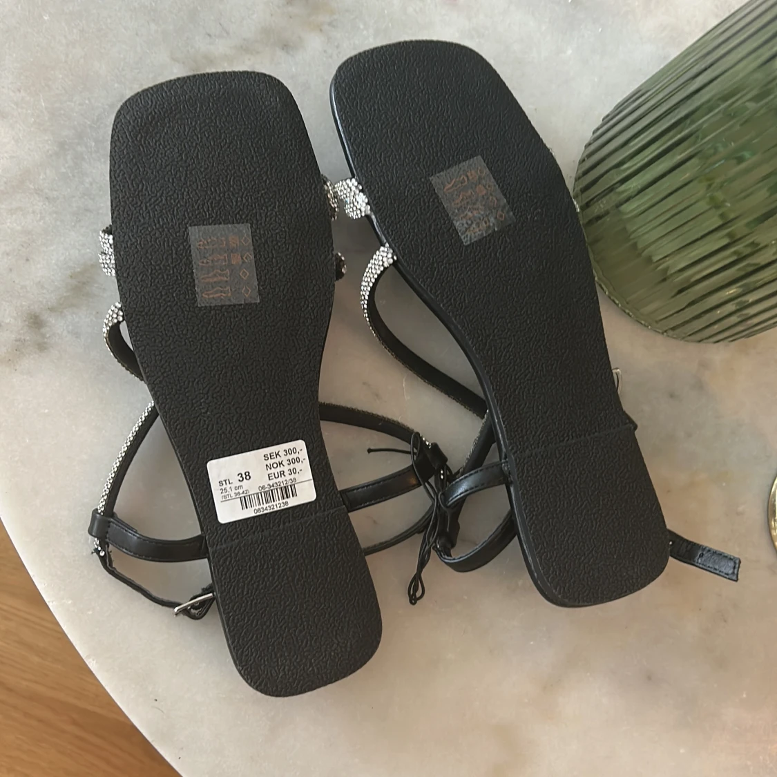 Svarta sandaler med glittriga remmar - 2