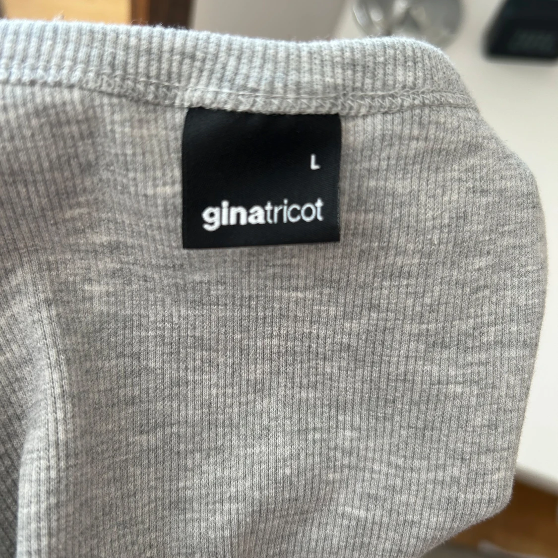 Grå ribbad topp från Gina Tricot - 1