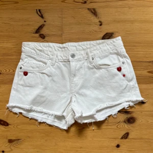Vita jeansshorts med blommiga fickor - Supersöta vita jeansshorts med fina detaljer!🩷🩷pris kan diskuteras W 27 L 32