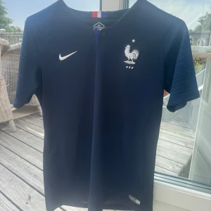 Frankrike forbollströja VM 2018 - Köpt second hand, säljs endast pga för liten