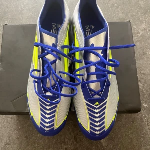 Adidas F50 Messi La vida rapida - Säljer Adidas F50 Messi ”La vida rapida”. Köpte dem men de var för stora i storleken, kom gärna med bud. Skorna är helt nya och aldrig använda tidigare.