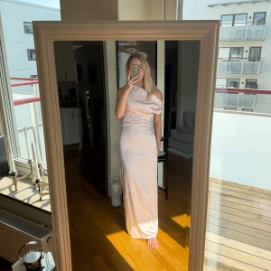 Peppermayo Satinklänning - Använd en kväll!