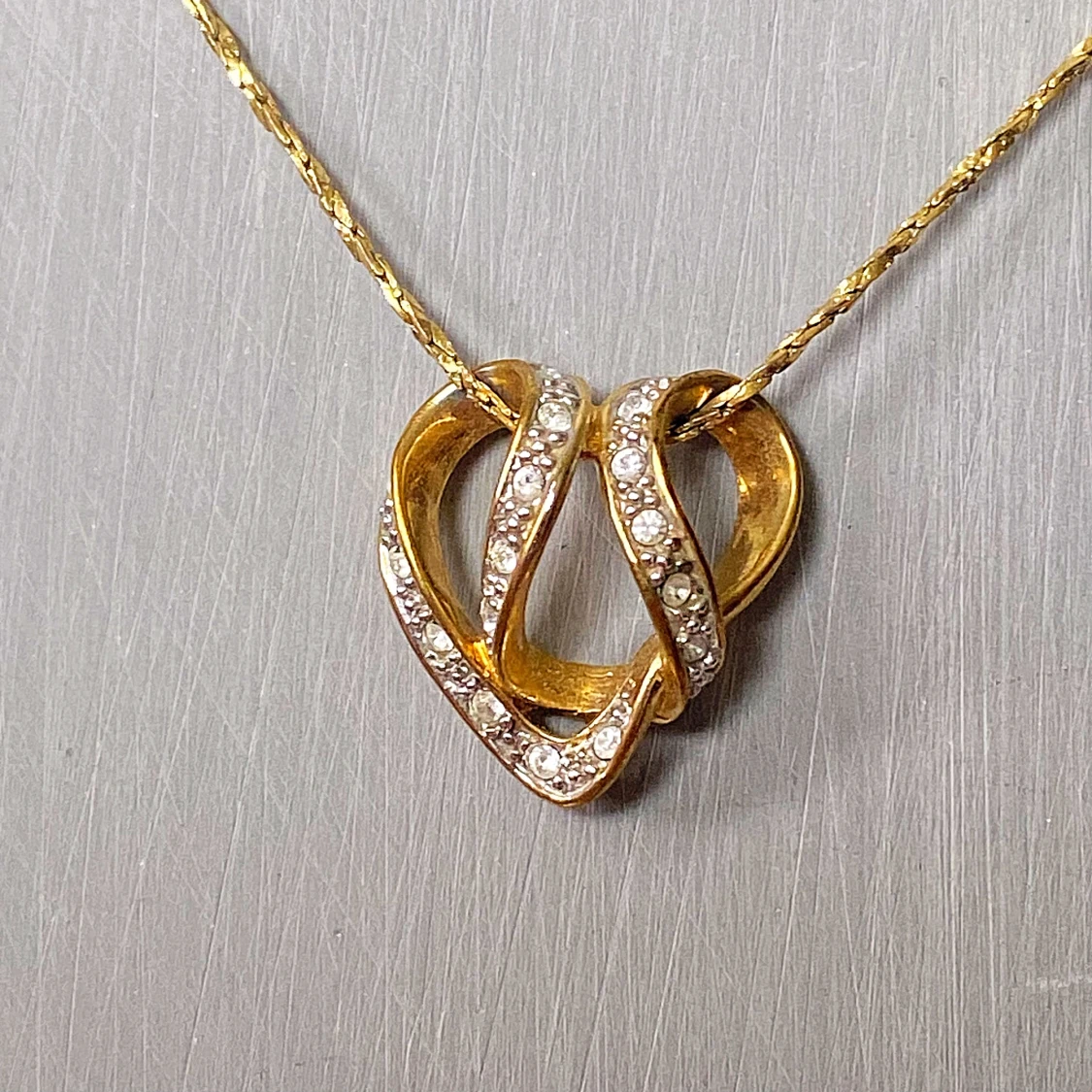 Guldigt halsband med hjärtformad berlock - 1