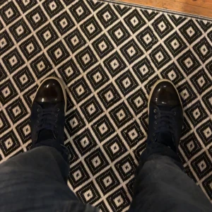 Blå mockasneakers med lacktå - Lanvin captoe med fin färg, storlek 46 men skulle säga att de passar 45 .