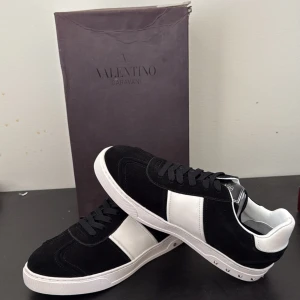 Valentino flycrew - Säljer ett par helt nya valentino flycrew I storlek 42. Skadad box medföljer. OBS: undersulan är hel vit utan camouflage och jag vet ej om det innebär att detta är en rare modell, eller en replika ( därav priset) Köpt på secondhand butik i Grekland. Bättre pris vid snabb affär!