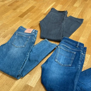 Jeans - Tjabba. Säljer en bulk på 3 par jeans av ett bra pris. Vänster är acne studios 3499:-  32/32höger är Filippa K 33/32 ”passar mig som har 31/32” 1399:- och de gråa är j.lindeberg 32/32 1799:-. Totalt 6797:- som jag säljer för 1299:-. Vill du bara ha ett par eller 2 t.ex så tar vi en diskussion där. Hör av dig vid tankar på mått eller liknande!!! pris går att diskutera vid snabb affär.