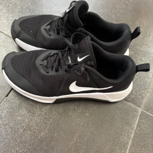 Svarta Nike sneakers med vit sula - Nike träningsskor/sneakers, storlek 43. Väldigt sköna och bekväma. 