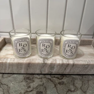 Roses doftljus i glas, 3-pack - Tre vita doftljus  i genomskinliga glasbehållare med stilren etikett där det står 'ROSES'. 💗 nya! Ministorlek! Alla för 290 eller en för 120