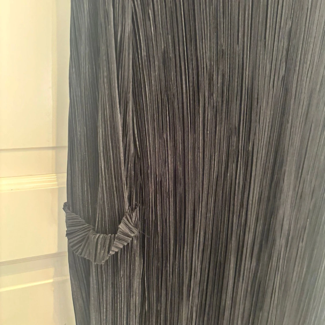 Svart plisserad långklänning - 1