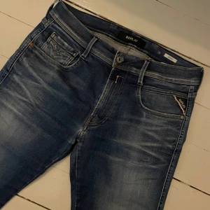 Replay Anbass - Tjena! Säljer dessa Replay jeans i modellen Anbass✔️ Mycket fint skick✔️ Storlek W32 L34✔️ Modell på bilden 180cm 62kg✔️ Mitt pris 499kr Nypris 1600kr✔️ Har du någon fråga eller fundering är det bara att skriva✔️