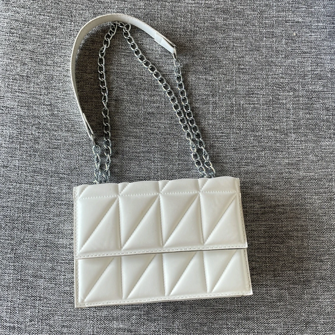 Vit quiltad axelväska med kedja