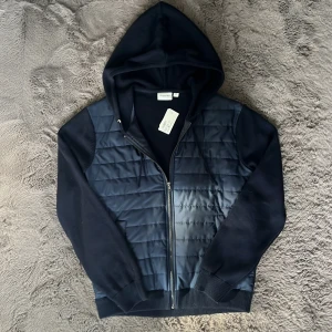 Mörkblå cardigan från Kappahl - Riktigt fet mörkblå cardigan från Kappahl i storlek M. Cardiganen passar till många outfits och är perfekt till höst, vår eller kyligare sommarkvällar. Skick 10/10 alldrig använd och har alla tags kvar. Hör gärna av er om ni har funderingar eller vill diskutera pris🤝