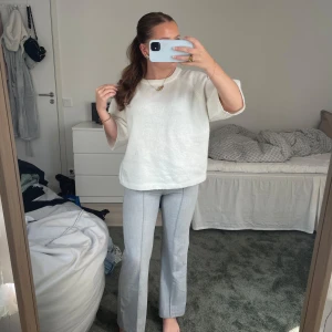 Ljusgrå kostymbyxor  - Snygga ljusgrå kostymbyxor med hög midja och raka ben. Byxorna har tydliga pressveck framtill och stängs med dragkedja och knapp. Säljer pågrund av ingen användning💕💕