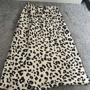 Leopard kjol - Leopard mönstrad kjol 