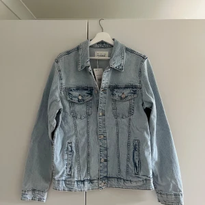 Ljusblå jeansjacka från Pull&Bear.  - Säljer en ljusblå jeansjacka från Pull&Bear. Strl 38, en mer oversized look i strl 38, men passar en strl 40 för en mer true to size look. I nytt skick, oanvänd samt att prislappen är kvar!