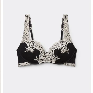 Intimissimi Bh - Supersnygg svart trendig bh från Intimissimi med krämvit blommig spets och broderade detaljer. Axelbanden är dekorerade med spets och hela bh:n har en lyxig vibe. Justerbara axelband och hakknäppning bak. Lappen är avklippt men den är i storlek 75B! Använd några enstaka gånger, bra skick inga defekter!!💞 nypris 519kr säljer direkt för 349kr via köp nu🤩🤩