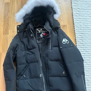 Svart pufferjacka från Moose Knuckles - Moose knuckle jacka storlek L säljes i nyskick