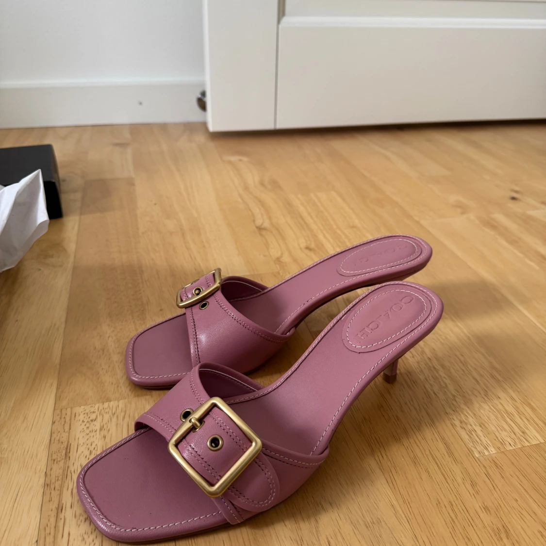 Rosa sandaler med klack från Coach - 2