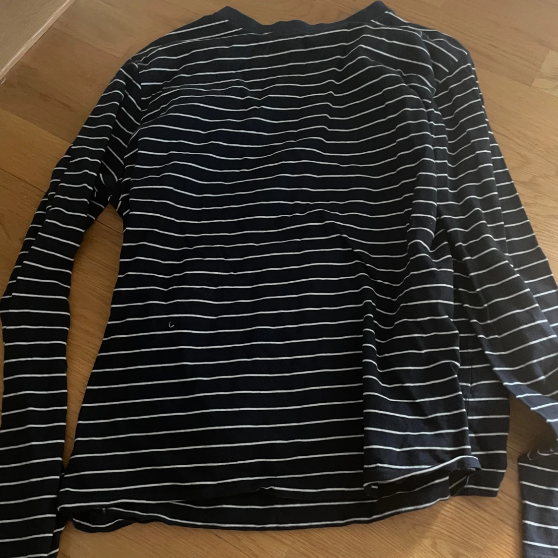 Svartvit randig långärmad tröja L