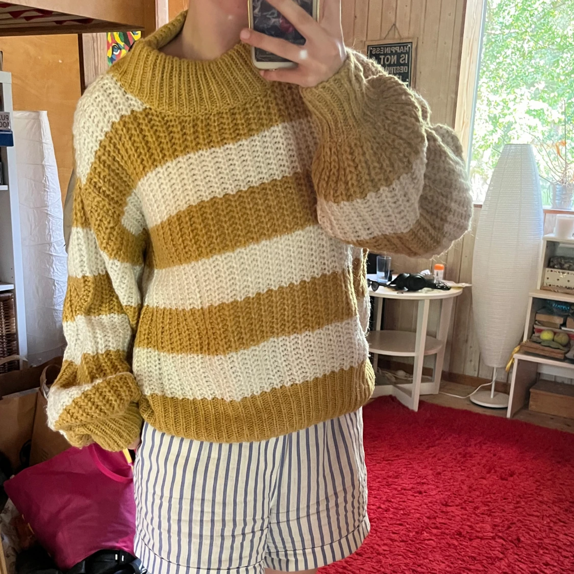 Randig stickad tröja i gult och vitt