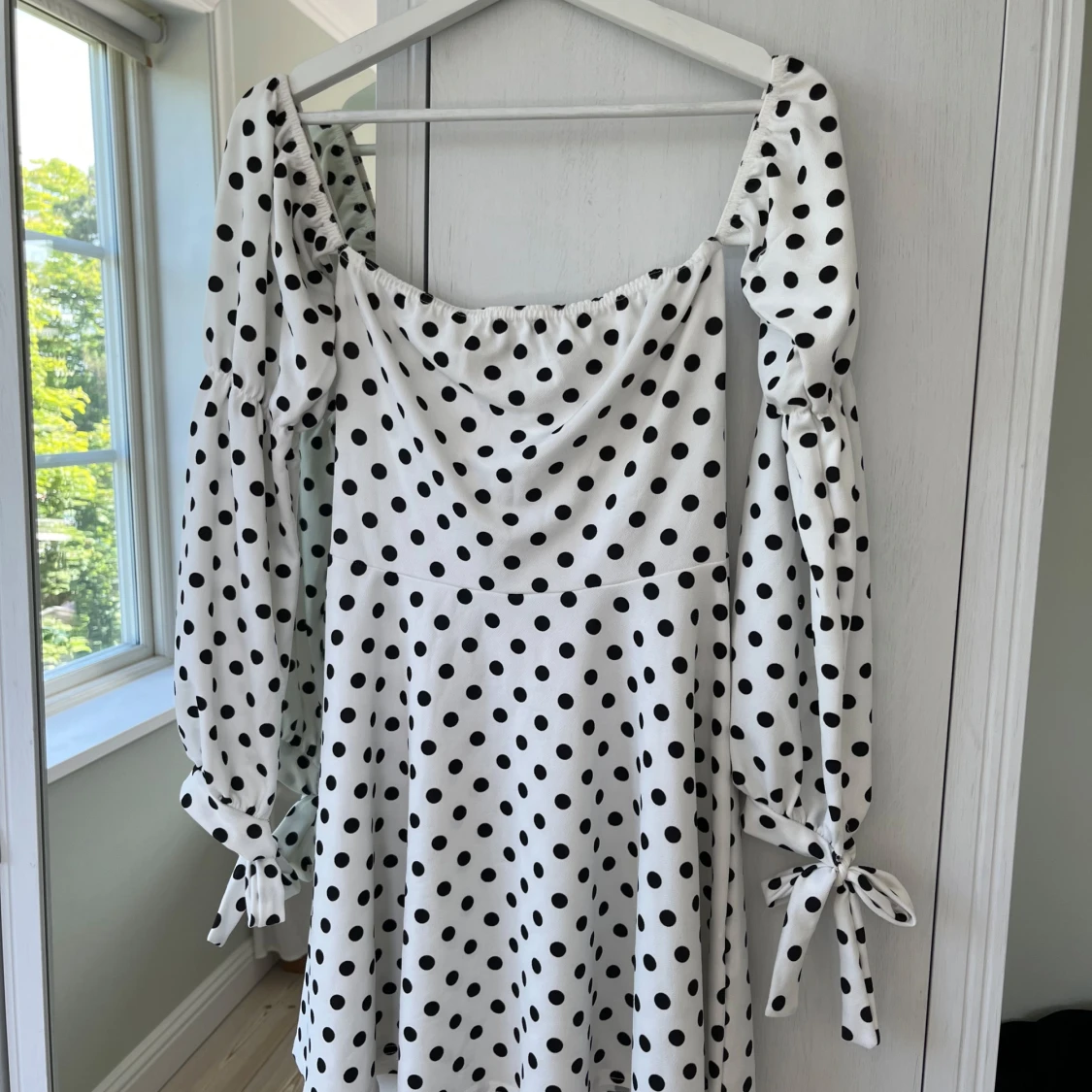 Prickig off shoulder klänning - 1