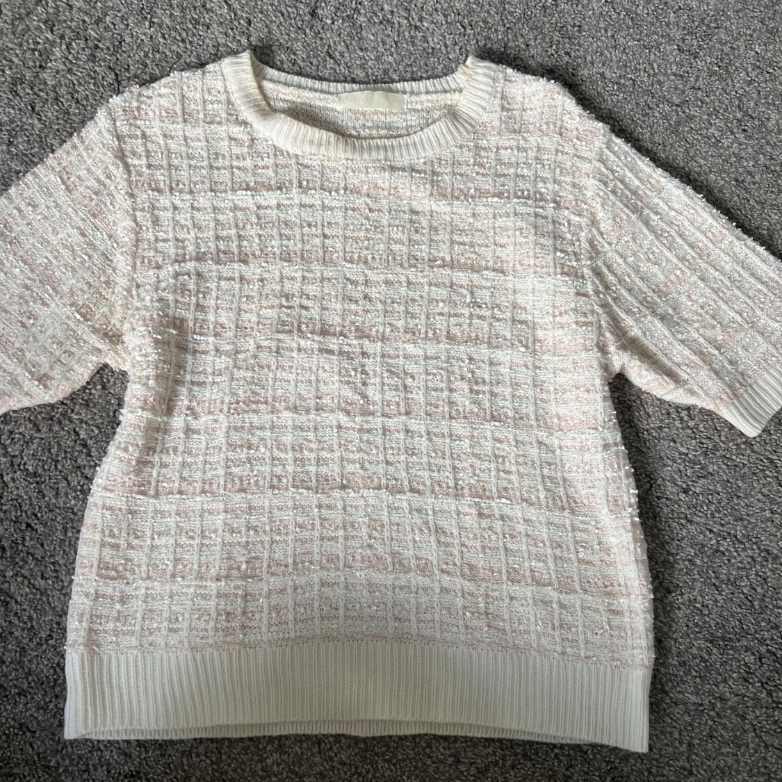 Vit stickad kortärmad tröja