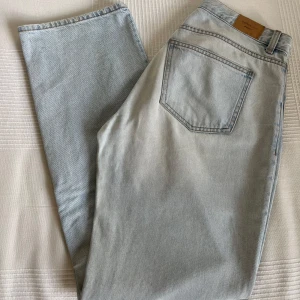 Ljusblå raka jeans från GinaTricot. - Säljer ett par jeans från GinaTricot. Jeansen har en väldigt ljus tvätt och är low waist i modellen. Jeansen har en rak passform nedtill. Säljer på grund av att jag inte får användning av dessa längre. För mig som är 170 cm är dom helt perfekta i längden. 