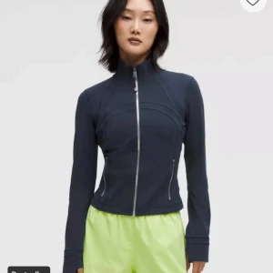 Lululemon define jacket  - Lululemon define jacket, nulu cropped med silver zip, jackan är marinblå! Använt den två gånger så nyskick. Storlek 6, nypris är 1280kr 