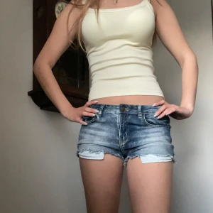 Lågmidjade jeansshorts  - Sjukt snygga lågmidjade blå jeansshorts! Köpte här på plick, men kommer inte till användning tyvärr! 