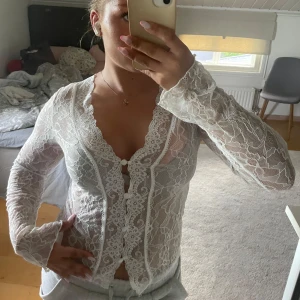 Vit spetsblusmed knappar nelly  - Säljer pga använder inte, helt ny från nelly! Passar både s och m