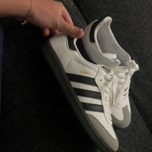 Helt nya sambas - Dom är i storlek 38^2/3 och jag hade tagit bort prislappen o allt för trodde dom skulle passa mig vilket dom inte gjorde o nu kan jag inte lämna tillbaka dom. Därav säljer jag dom!   Verkligen jättefina 