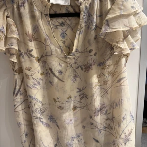 Blommig blus från Neo noir - Superfin gullig krämig blus med blommor från Neo Noir såå perfekt till sommaren nu!!