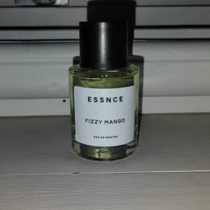 ESSNCE Fizzy Mango Eau de Parfum - Fräsch parfym från ESSNCE med doft av Fizzy Mango. Endast testad 1 gång, annars aldrig använd. 50 ml