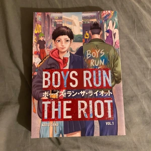 Boys Run the Riot Vol. 1 - En manga om street fashion, identitet och att hitta sin plats. Perfekt för dig som gillar starka karaktärer, coola kläder och inspirerande berättelser om att våga vara sig själv. Snyggt tecknad och engagerande för unga vuxna.