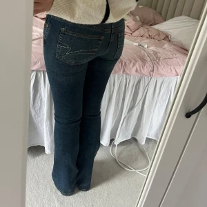 Lågmidjade jeans  - Säljer ett par super snygga bootcut low waist jeans från junkyard i storlek S i nytt skick, har bara använt max 2 gånger och säljer för att dom är för små för mig💗